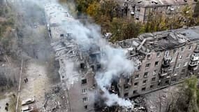 Un bâtiment résidentiel gravement endommagé après une frappe russe à Kryvyi Rig, le 11 novembre 2024.