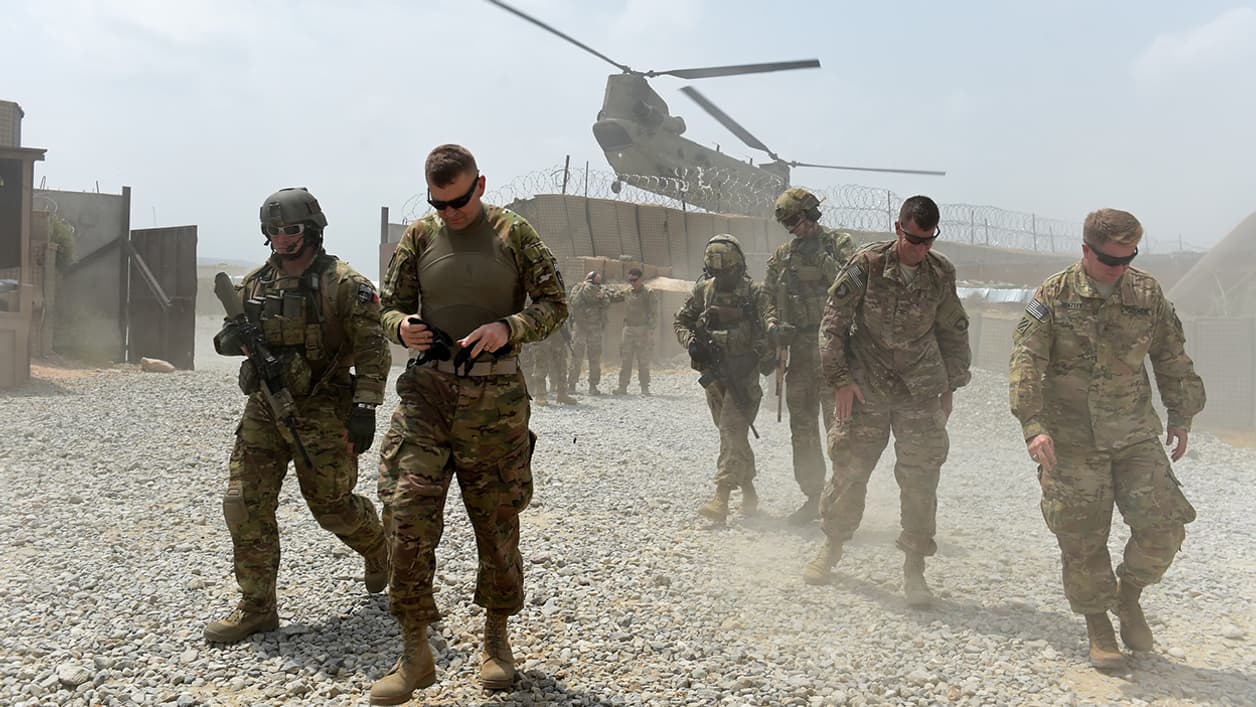 Des soldats américains en opération Des soldats américains et un CH-47 Chinook en Afghanistan (photo d'illustration)
