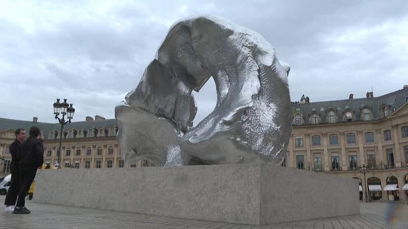Je trouve ça magnifique: une œuvre d'art installée sur la prestigieuse place Vendôme à Paris