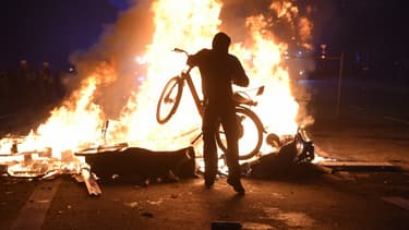 Un manifestant à Hambourg.