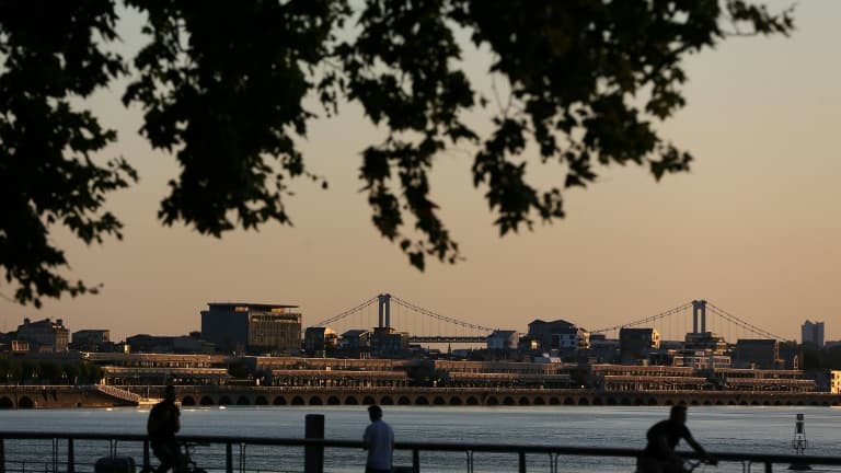 Des promeneurs au petit matin sur les quais à Bordeaux, avant la chaleur, le 21 août 2023 en Gironde