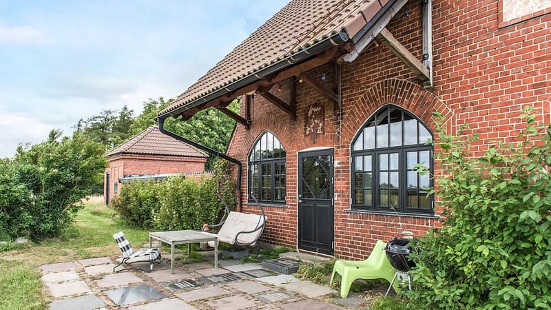 Une ancienne gare suédoise transformée en villa de charme est à vendre pour moins de 300.000 euros.
