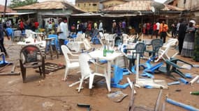 Des gens observent le site d'un précédent attentat à Sabon Gari, près de Kano (nord-est du Nigeria), le 30 juillet 2013