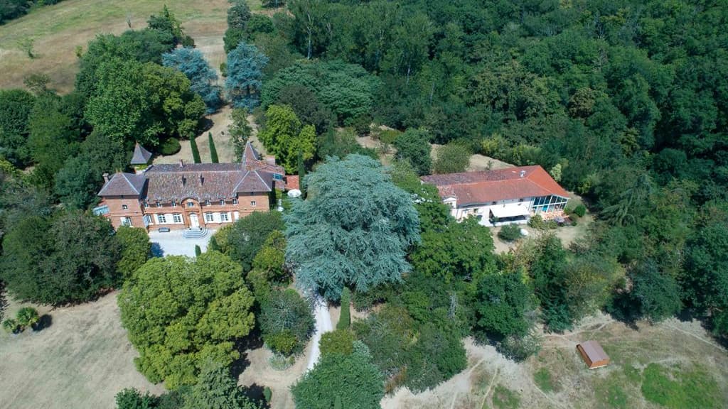 Ce château entouré de verdure est situé à Marquefave une commune aux environs de Toulouse. Son prix ? 1.39 million d'euros. Ce château entouré de verdure est situé à Marquefave une commune aux environs de Toulouse. Son prix ? 1.39 million d'euros.