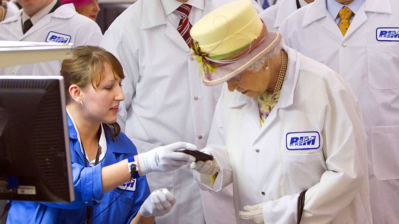 La reine Elizabeth II en visite dans une usine RIM (BlackBerry), au Canada, en 2010