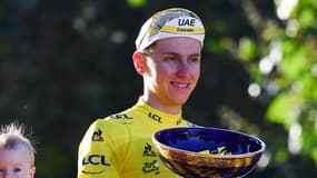 Tadej Pogacar en jaune sur le podium du Tour de France 2021