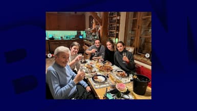 Alain Delon aux côtés de ses fils Anthony et Alain-Fabien et ses petites-filles Loup et Liv, le 24 décembre 2023.
