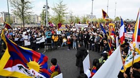 Des centaines de manifestants tibétains en soutien au Dalaï Lama après une vidéo polémique à Paris, le 22 avril 2023