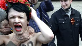 L'une des Femen, Marguerite, agressée par des manifestants pro-russes jeudi.