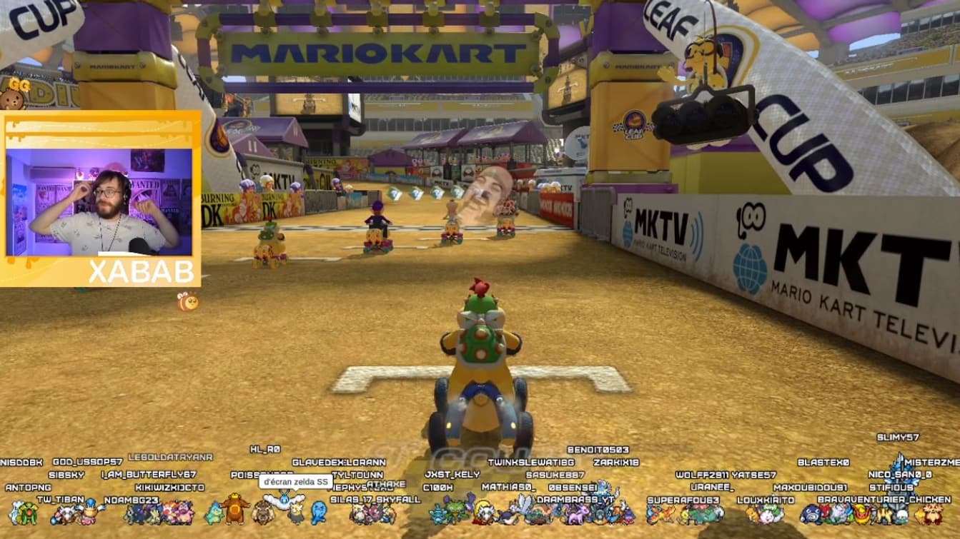 Baptiste en train d'animer une session live tout en jouant à Mario Kart sur Twitch. Baptiste en train d'animer une session live tout en jouant à Mario Kart sur Twitch.