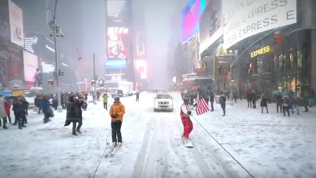 Le Youtubeur Casey Neistat s'est filmé en train de glisser en snowboard dans les rues de Times Square, à New York. Et a récolté plusieurs millions de vues en quelques heures. 