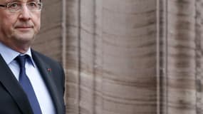 Pour le deuxième mois consécutif, François Hollande se stabilise dans le baromètre Ipsos-Le Point de février mais progresse chez les cadres, tandis qu'il recule chez les classes les plus modestes. /Photo prise le 5 février 2013/REUTERS/Christian Hartmann