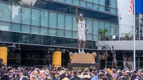 La statue de Kobe Bryant à côté de la Crypto.com Arena, le 9 février 2024.
