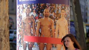 Le musée Leopold de Vienne a décidé de couvrir les "parties intimes" de trois joueurs de football, qui apparaissent nus sur de grands posters affichés dans la capitale autrichienne pour annoncer une exposition, en raison du tollé provoqué. /Photo prise le