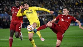 L'attaquant espagnol de Villarreal, Gerard Moreno (C), se bat pour le ballon avec le défenseur français du Bayern Munich, Dayot Upamecano (L), et le défenseur français du Bayern Munich, Benjamin Pavard, pendant le quart de finale aller de l'UEFA Champions League entre le Villarreal CF et le Bayern Munich au stade La Ceramica de Vila-real, le 6 avril 2022.