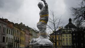 Une statue enveloppée pour la protéger d'éventuels bombardements près de la mairie de Lviv, en Ukraine, le 5 mars 2022