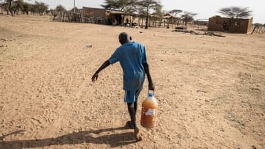 Un jeune garçon transporte un bidon d'eau au village Madina Torobe, dans la région de Matam, au Sénégal, le 11 mars 2022