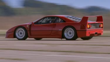 Derrière le poster de la F40 dans la chambre de Bruce... une F40 !