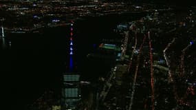 La pointe du World Trade Center aux couleurs des États-Unis après l'attentat de New York
