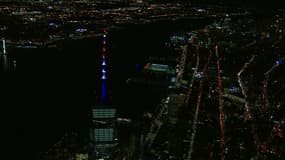 La pointe du World Trade Center aux couleurs des États-Unis après l'attentat de New York