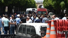 Cordon de sécurité autour de la voiture explosée à Tunis, le 27 juin 2019