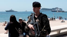 Un soldat en patrouille lors du festival de Cannes en mai dernier.