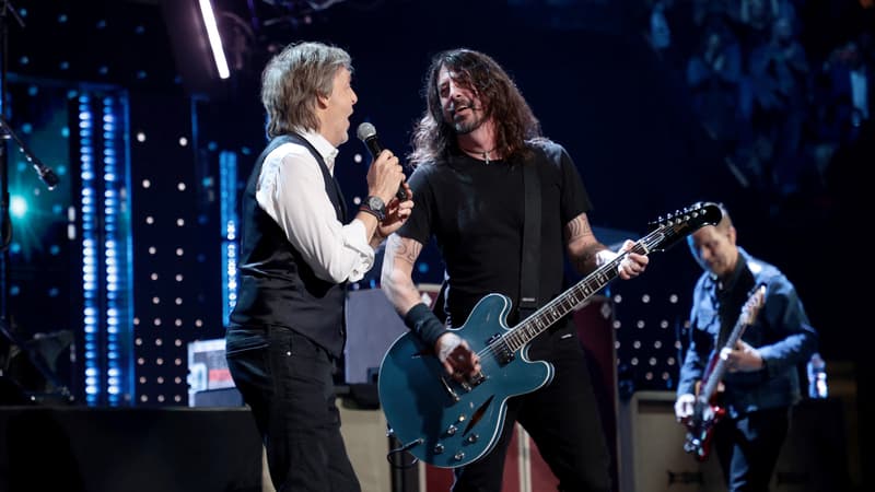 Paul McCartney et Dave Grohl sur la scène du Rock & Roll Hall Of Fame à Cleveland, le 30 octobre 2021. 