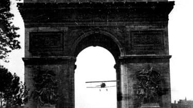 Terrasses, tois, fêtes foraines ou bals emprunts de poésie côtoient des documents plus historiques comme le passage de l'aviateur Charles Godefroy, au travers de l'Arc de triomphe.