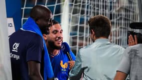 Rayan Cherki et Jean-Philippe Mateta hilares en interview après France-Paraguay (4-1, amical), le 4 juillet 2024