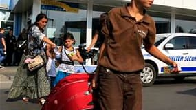Une famille de Roms à son arrivée à l'aéroport de Bucarest en provenance de France, fin août. La présidente de la Haute autorité de lutte contre les discriminations et pour l'égalité (Halde), Jeannette Bougrab, a déclaré jeudi ne pas être "choquée par l'a