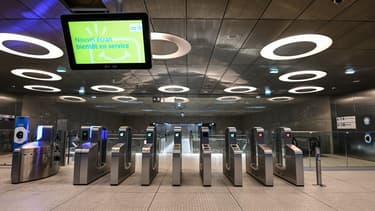 L'intérieur de la station de la ligne 14 "Mairie de Saint-Ouen"