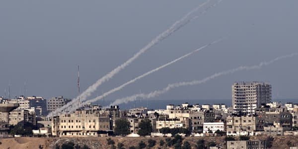 Les traces de roquettes tirées de la bande de Gaza vers Israël, en novembre 2012. Les traces de roquettes tirées de la bande de Gaza vers Israël, en novembre 2012.