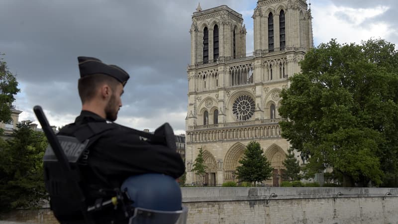 Un policier près de Notre-Dame de Paris. 