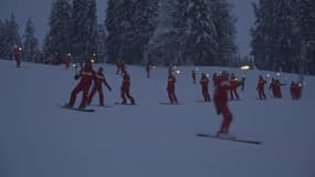 Des moniteurs de ski se mobilisent pour la réouverture des remontées lors d'une descente aux flambeaux