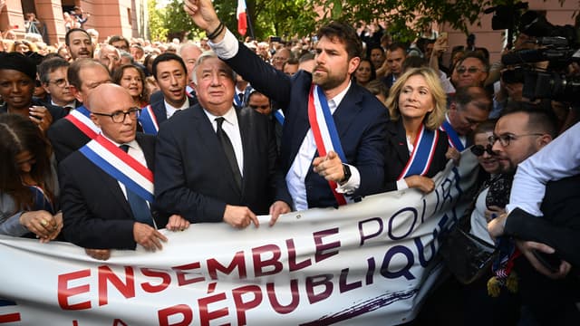 L'Haÿ-les-Roses: une foule dense aux côtés du maire, Vincent Jeanbrun ...