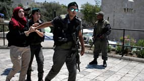 Une Palestinienne est arrêtée par un garde-frontière israélien à Jérusalem, le 24 juillet 2014.