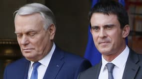 Jean-Marc Ayrault et Manuel Valls lors de la passation de pouvoirs à Matignon, ce mardi 1er avril
