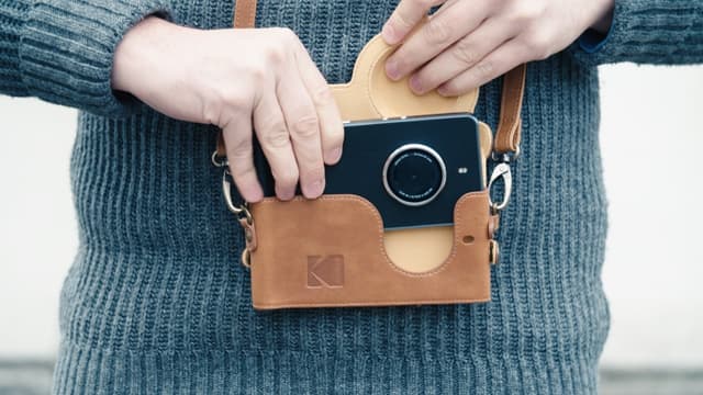 Vendu dans une sacoche vintage, le smartphone Kodak Ektra vise un public amateur lifestyle fan de produits vintage.