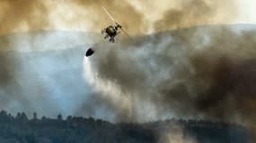 Un hélicoptère survolant des incendies (illustration)