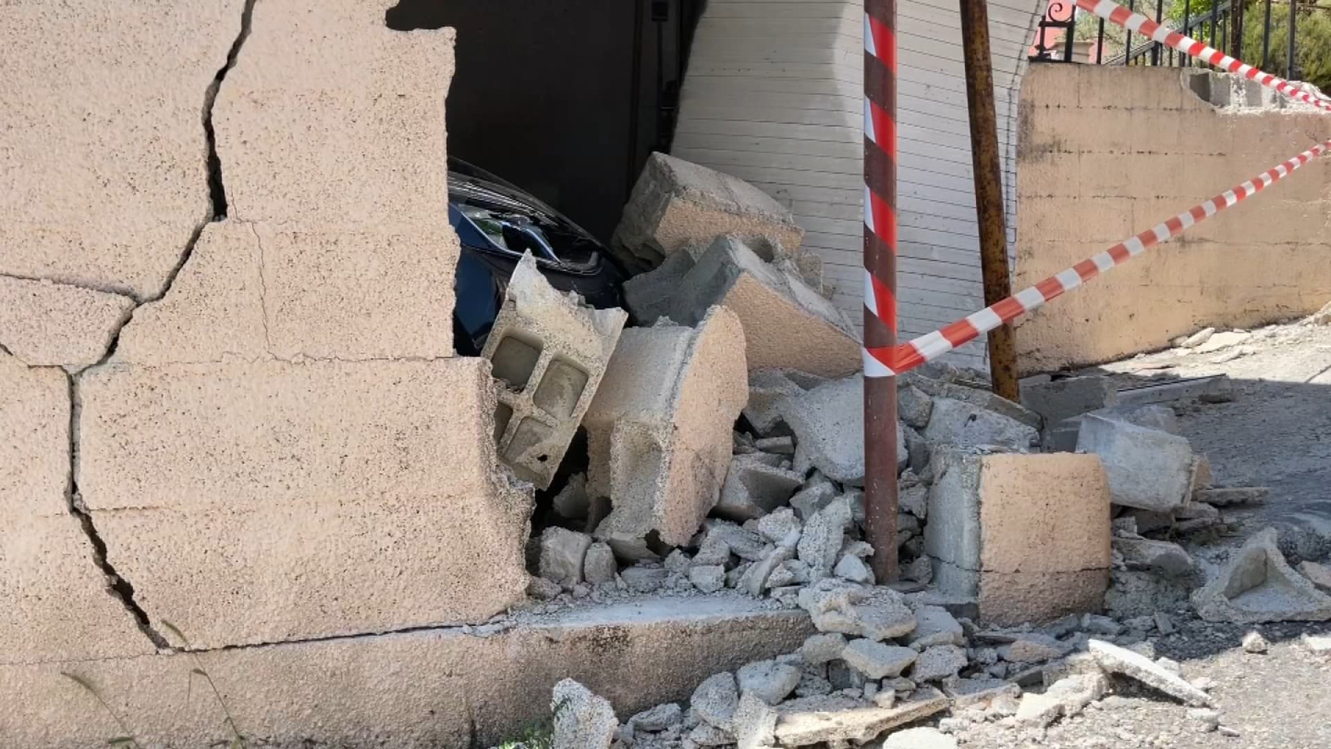 Des dégâts causés sur un garage après le passage d'un camion à la Trinité en juillet 2023