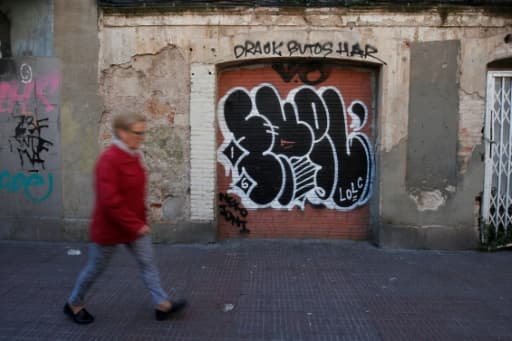 Une fenêtre murée d'un immeuble à Barcelone pour dissuader les mafias qui "séquestrent" des appartements, le 28 avril 2017