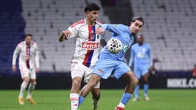 Le Lyonnais Mathys de Carvalho au duel avec le joueur de Saint-Cyr Collonges Hamza Baali, 32e de finale de Coupe de France, 21 décembre 2025