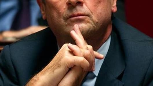Le député de Corrèze et candidat socialiste à la présidentielle François Hollande a déposé lundi une proposition de loi pour lutter contre le démantèlement des entreprises françaises, alors que le président-candidat Nicolas Sarkozy s'est engagé à sauver l