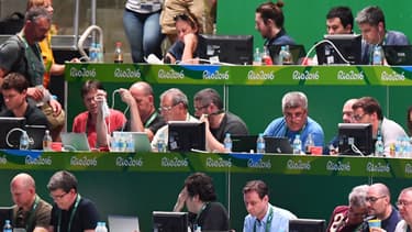 Depuis les tribunes du stade Maracana, à Rio de Janeiro, les journalistes travaillent avant la cérémonie d'ouverture des JO, le 5 août 2016.