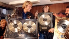 Johnny Hallyday, lors de la présentation de l'un de ses nombreux disques de platine, en 1980. 