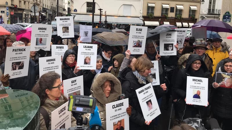 Rassemblement du collectif des Proches des victimes du charnier de Descartes, le 27 février 2020, devant la faculté de médecine de Paris.