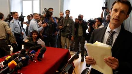 Le procureur de Douai, Eric Vaillant (à droite), a qualifié de "hors normes" l'affaire d'infanticides de Villers-au-Tertre (Nord) après la découverte des cadavres de huit nouveau-nés. /Photo prise le 29 juillet 2010/REUTERS/Pascal Rossignol