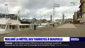 Normandie: des touristes en visite à Deauville malgré la météo