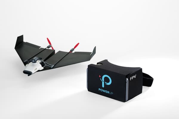 Il y a fort à parier que l'un des bundles Kickstarter comprendra tant l'avion qu'un casque de réalité virtuelle où disposer son smartphone