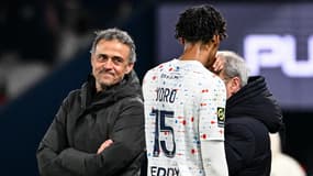 Luis Enrique et Leny Yoro lors de PSG-Lille le 10 février 2024